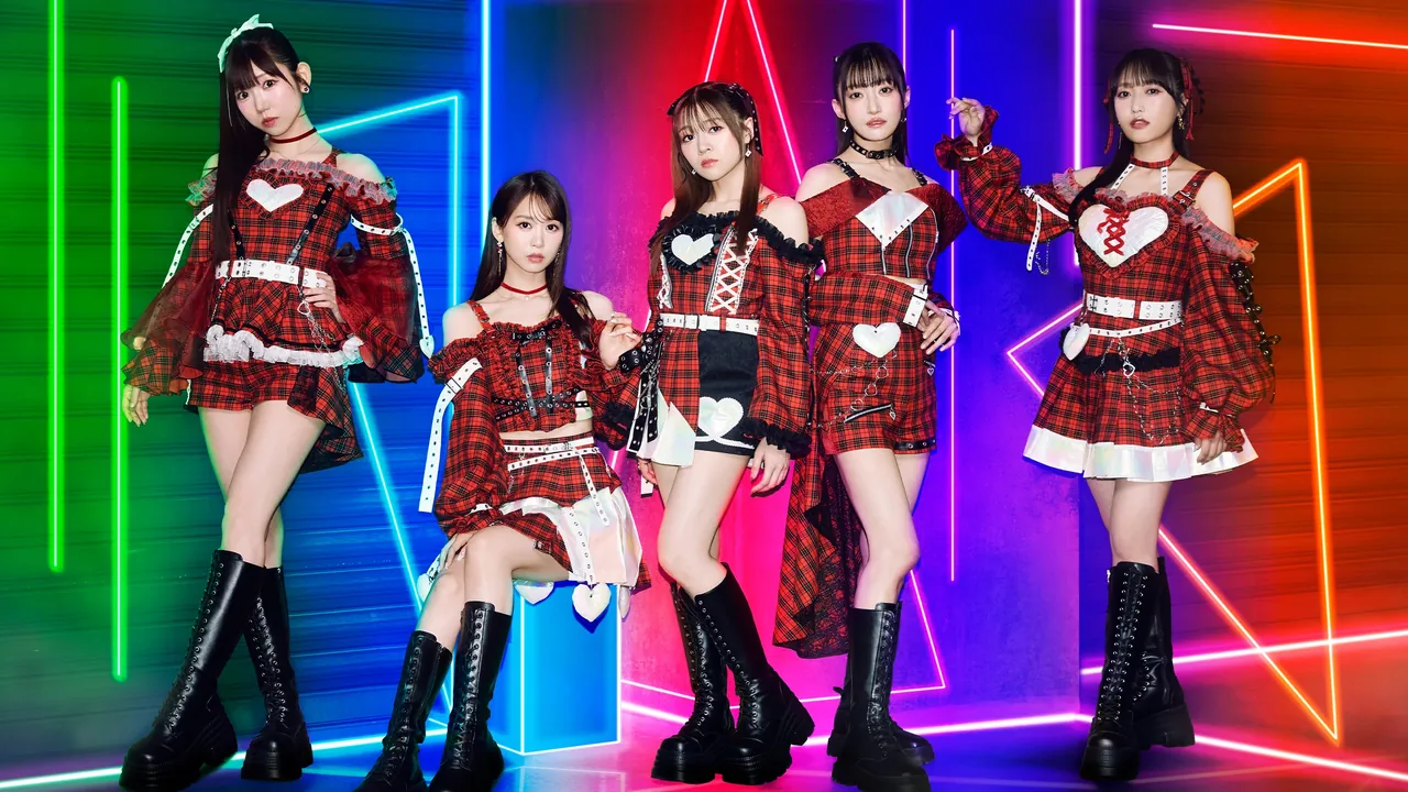 Fotografía promocional oficial de las cinco integrantes de i☆Ris con vestuario rojo a cuadros