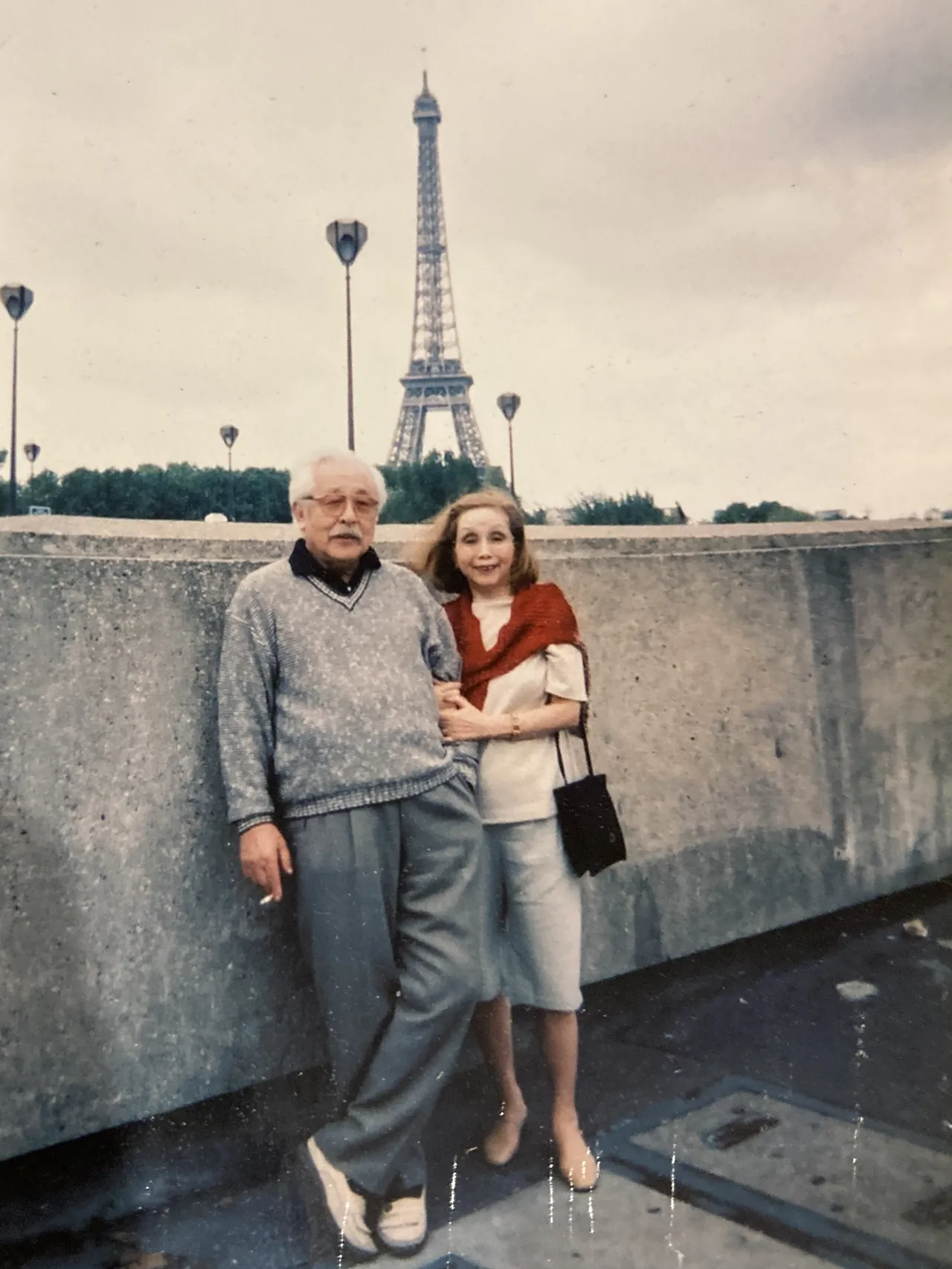 Fotografía de archivo de Masako Watanabe, a la derecha, junto a su acompañante en París, publicada por su cuenta oficial.