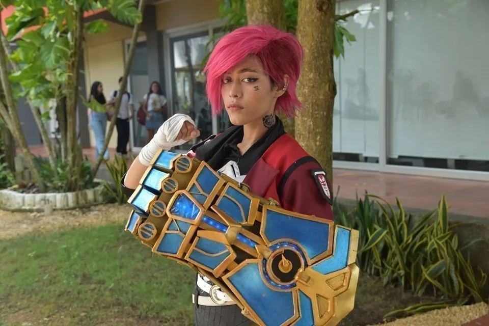Fotografía de cosplay utilizada por la UPB para anunciar su Festival Cómic y Manga de Montería 2026.