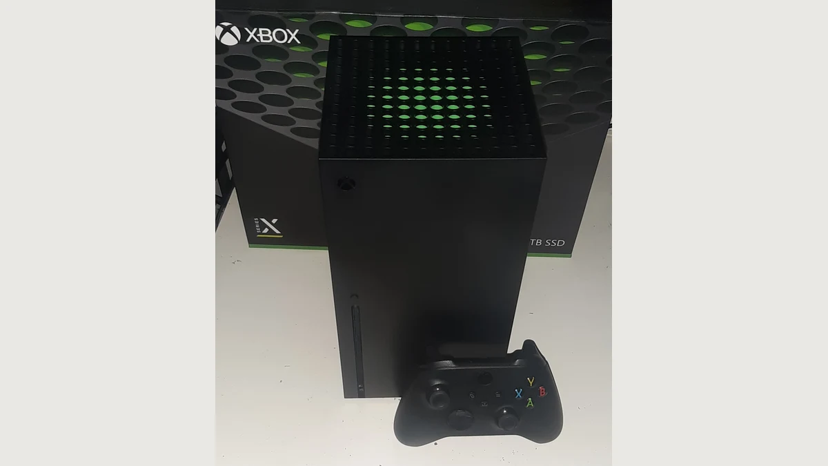 Xbox Series X con su mando, fotografía de archivo de2020