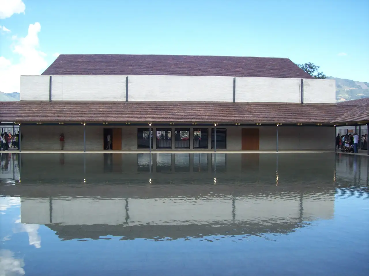 Parque Biblioteca Belén de Medellín, fotografía contextual del recinto tomada en 2008.