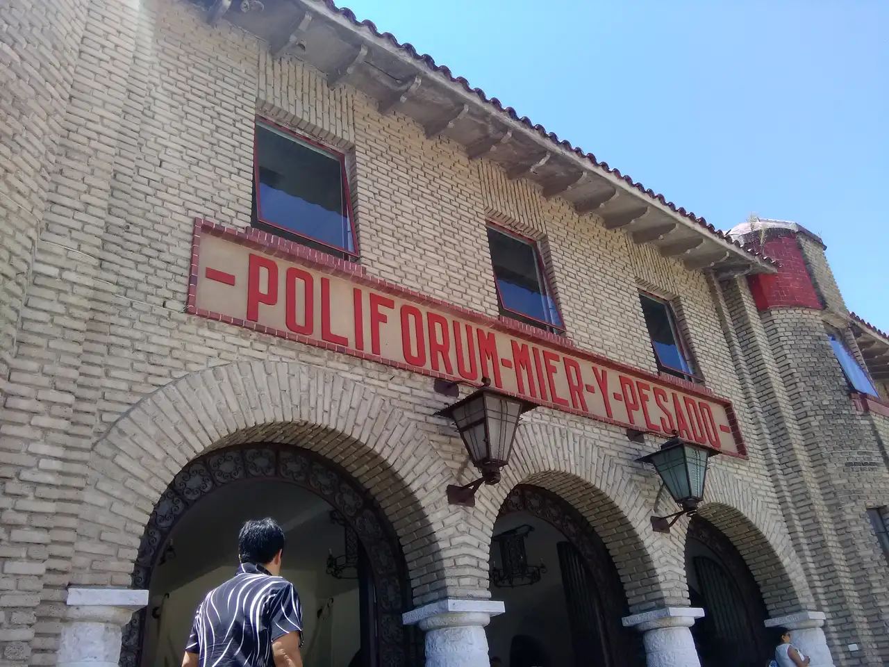 Entrada del Polifórum Mier y Pesado de Orizaba, fotografía contextual de 2017.
