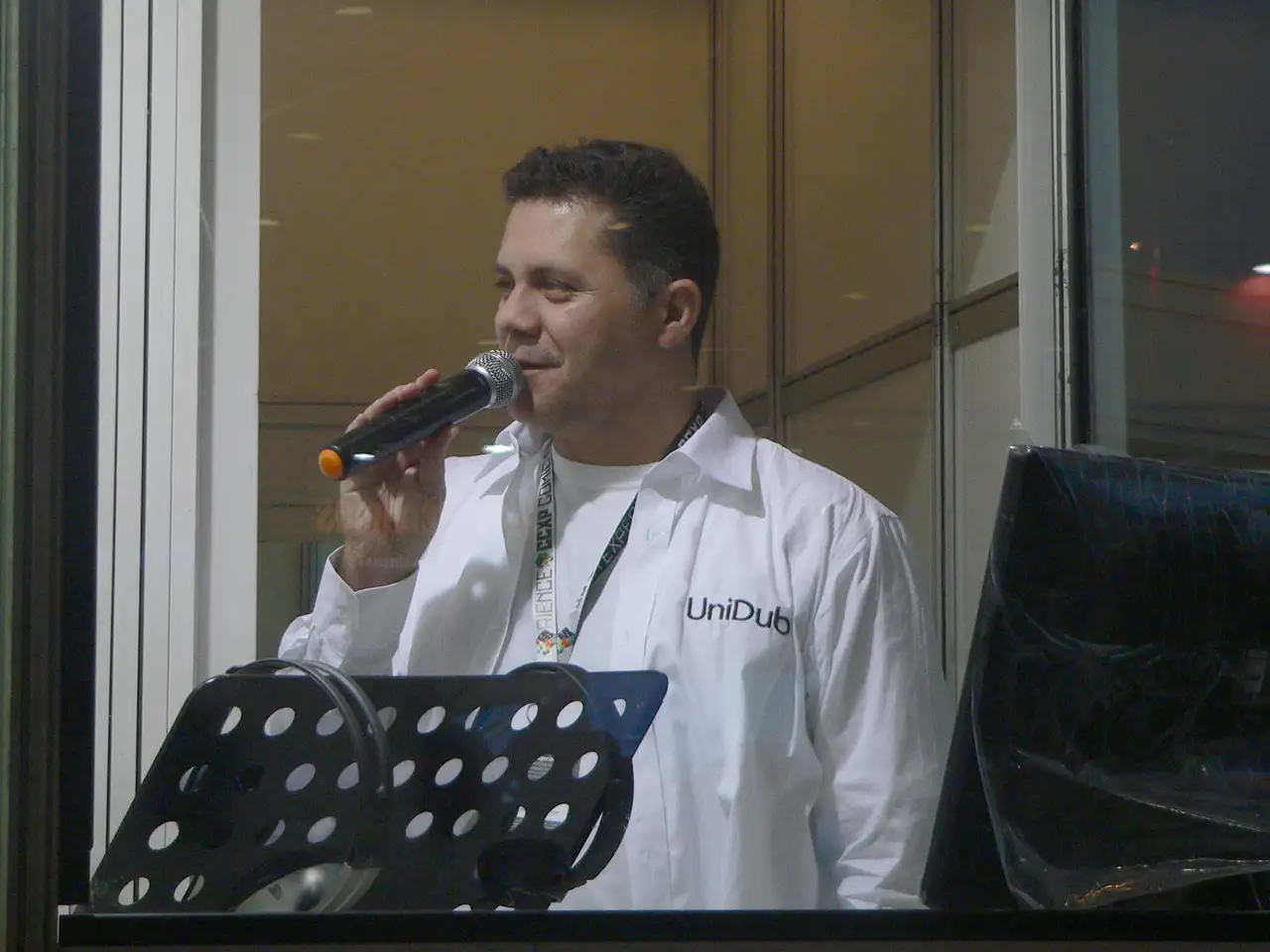 Wendel Bezerra con un micrófono, fotografía de archivo de 2014; no muestra Carioca Matsuri 2026.